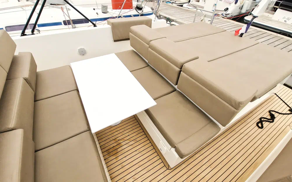 slider 5 De Antonio Yachts D33 Cruiser