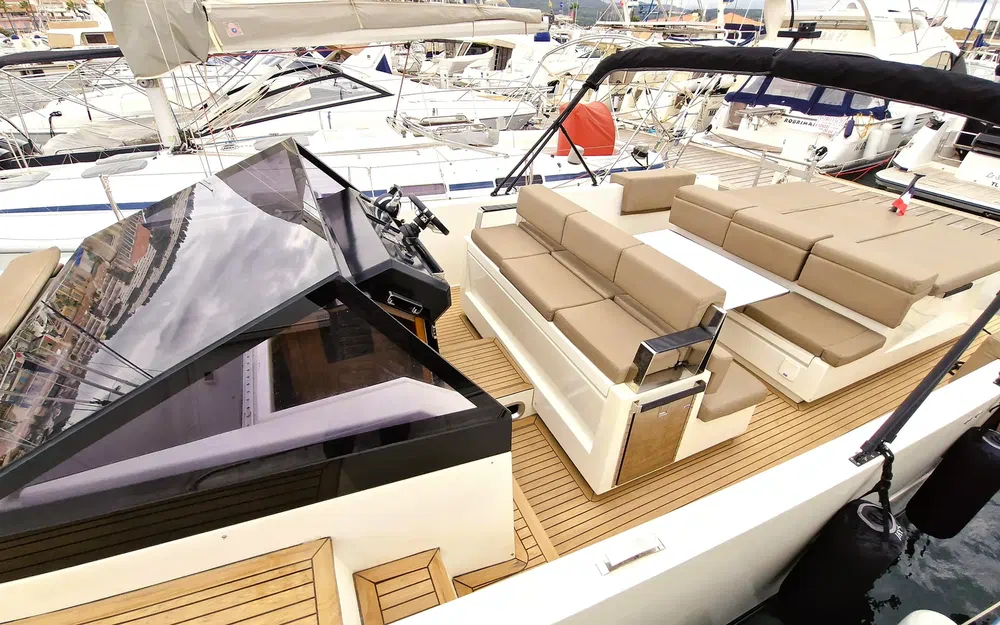 slider 6 De Antonio Yachts D33 Cruiser