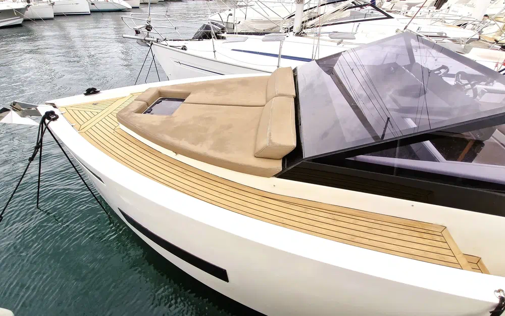 slider 2 De Antonio Yachts D33 Cruiser