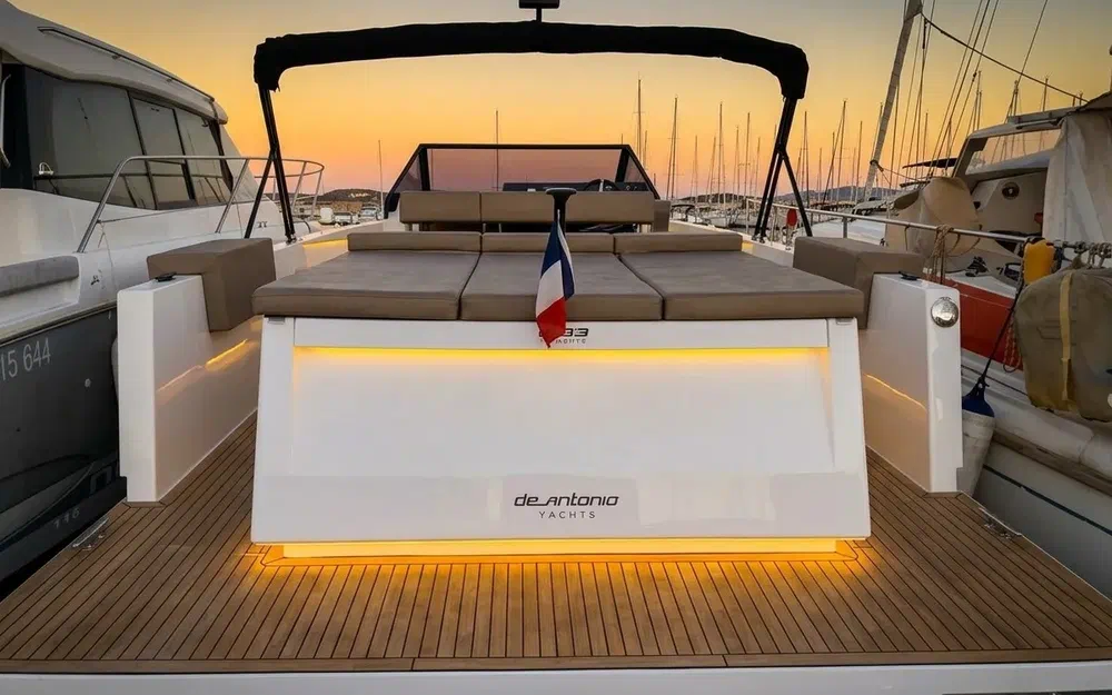 slider 1 De Antonio Yachts D33 Cruiser
