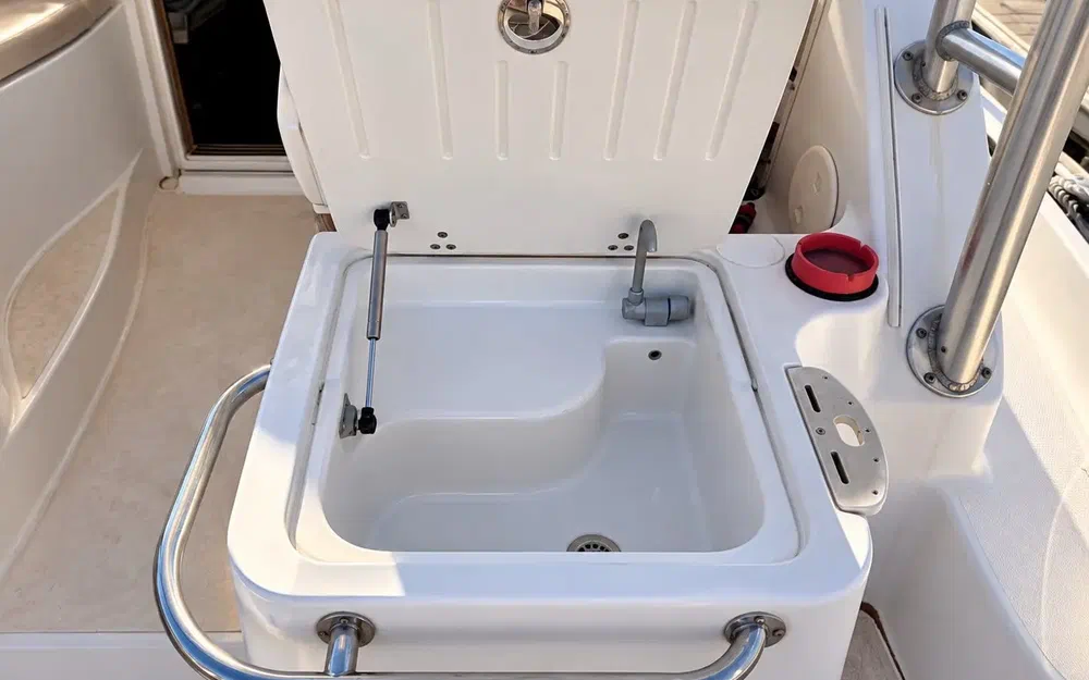 slider 7 Boston Whaler 305 Conquest