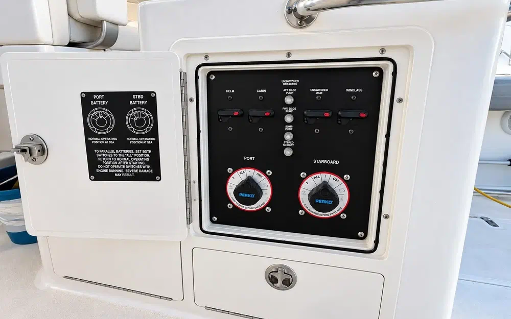 slider 8 Boston Whaler 305 Conquest