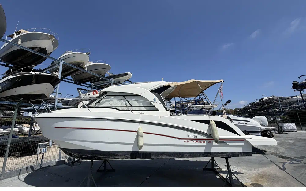 slider 0 Beneteau Antares 8 OB