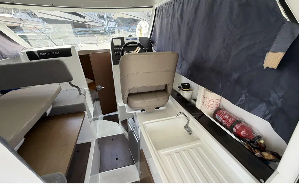 slider 9 Beneteau Antares 8 OB