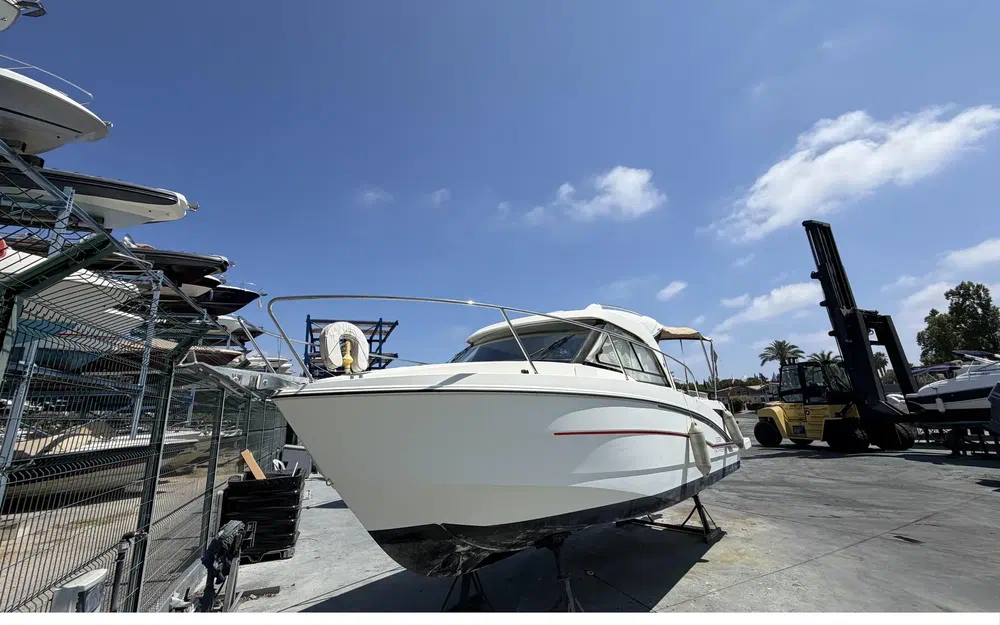 slider 1 Beneteau Antares 8 OB