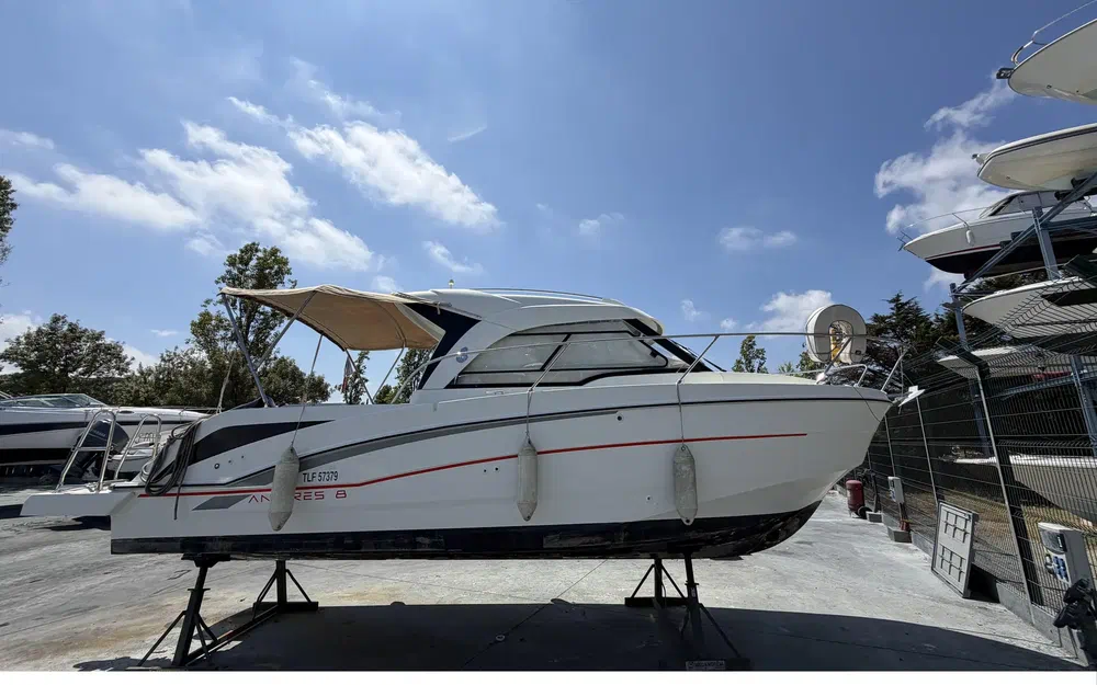 slider 2 Beneteau Antares 8 OB