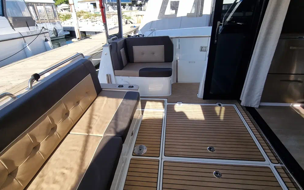 slider 8 Delphia 12 Sedan