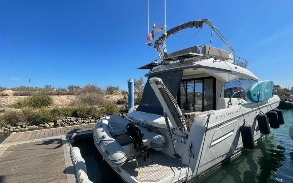 slider 1 Prestige Yachts 420 Fly