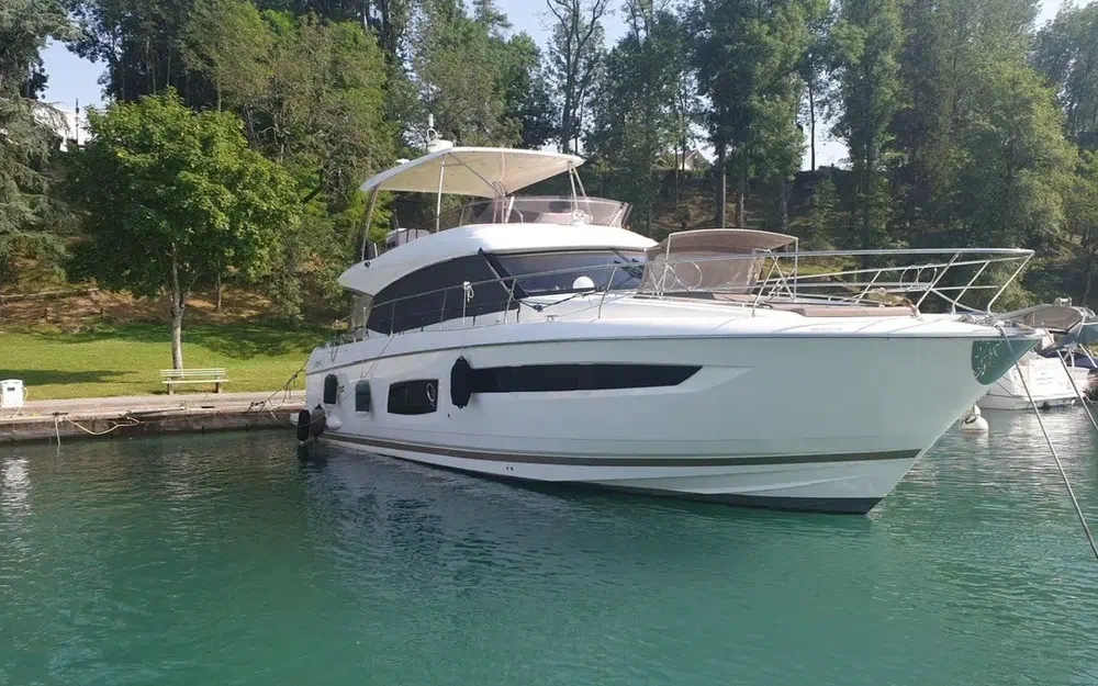 slider 0 Prestige Yachts 550