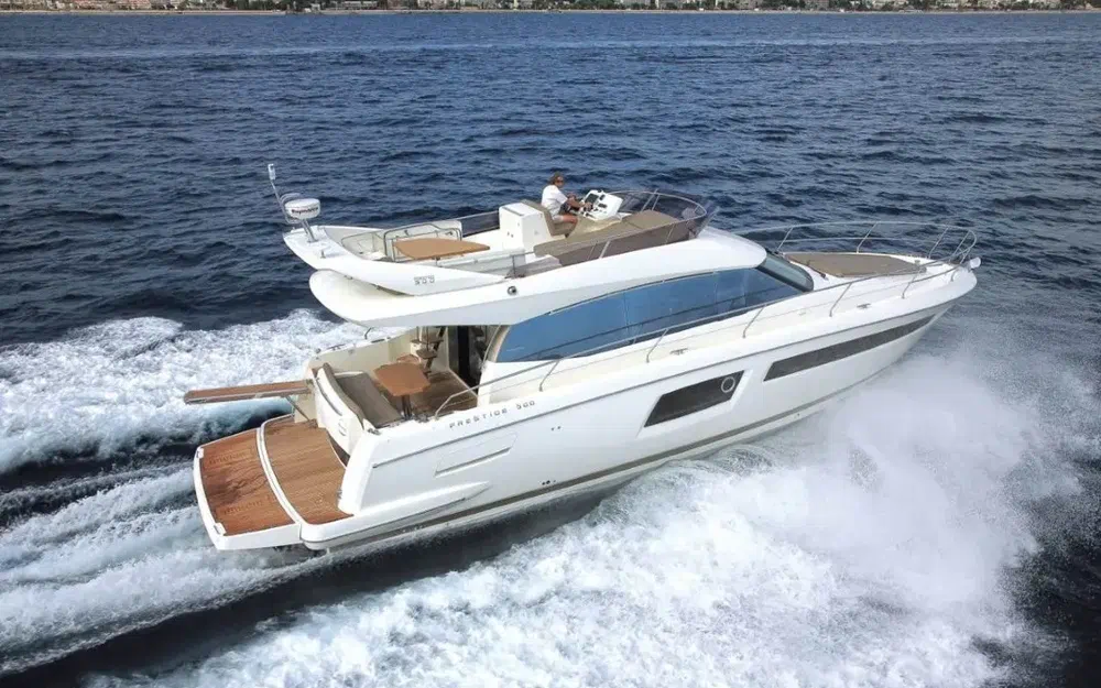 slider 1 Prestige Yachts 500 Fly
