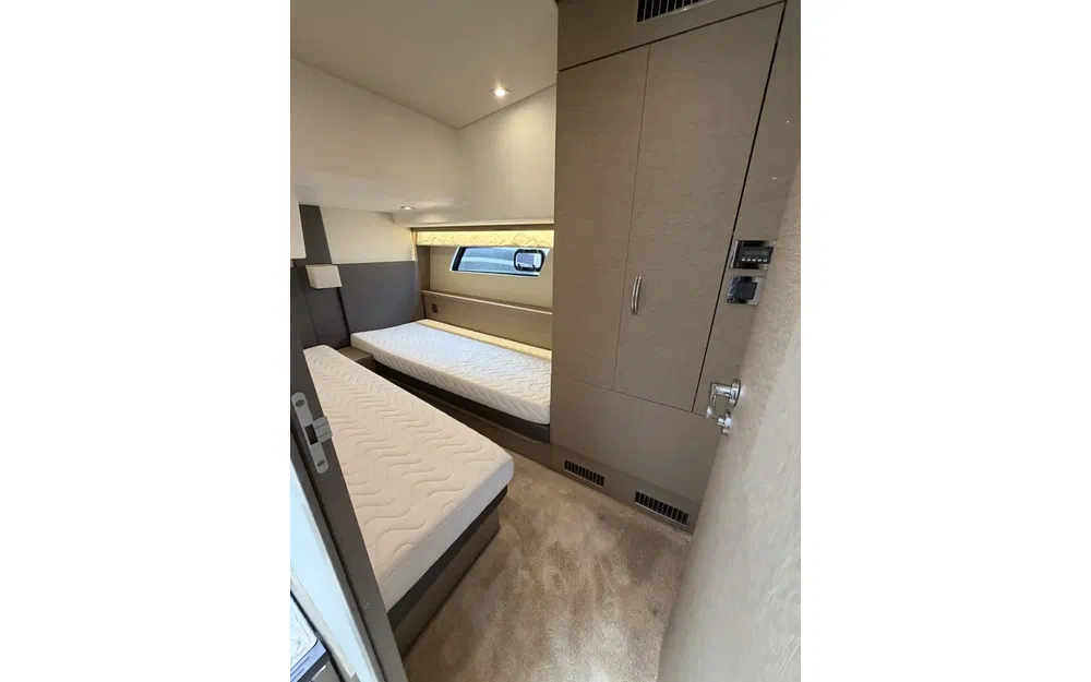 slider 6 Prestige Yachts 500 Fly