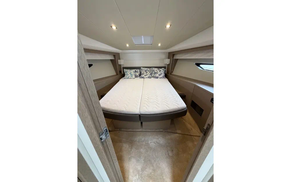 slider 8 Prestige Yachts 500 Fly