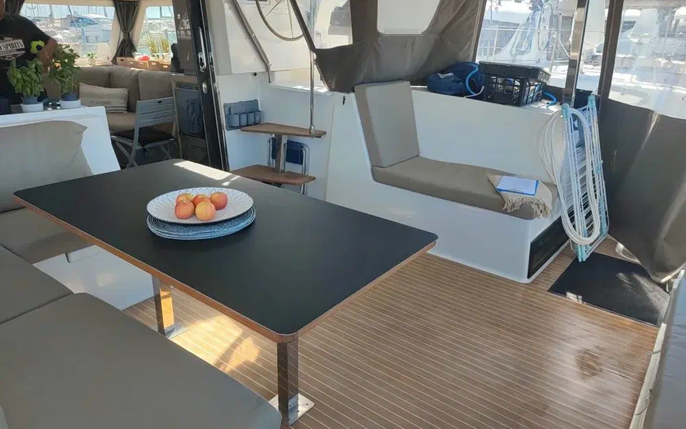 slider 12 Fountaine Pajot Lucia 40