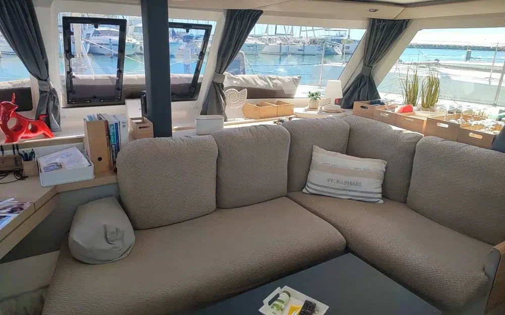 slider 14 Fountaine Pajot Lucia 40