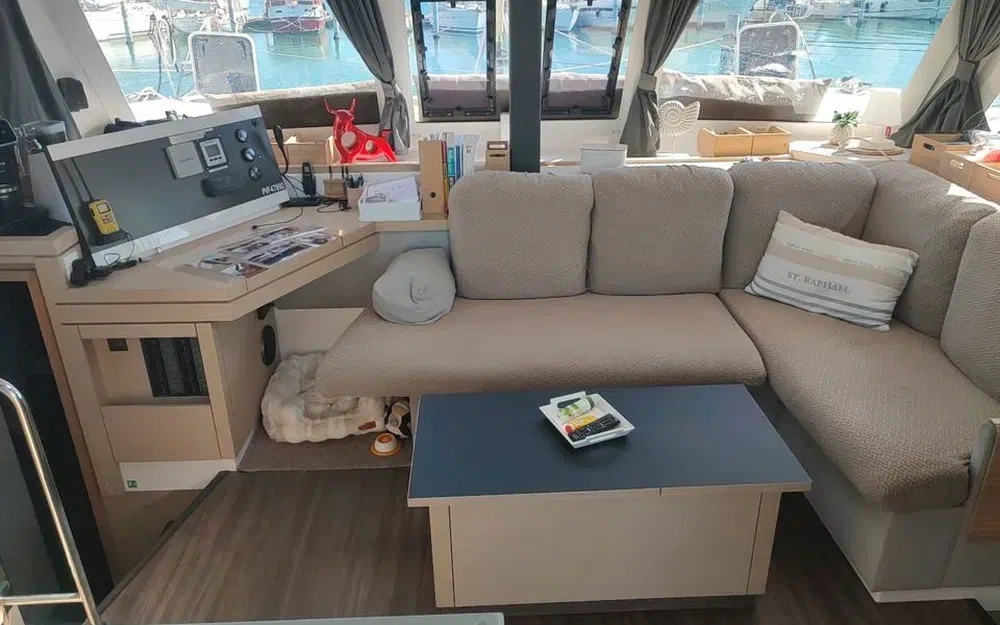 slider 15 Fountaine Pajot Lucia 40