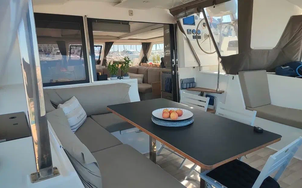 slider 2 Fountaine Pajot Lucia 40