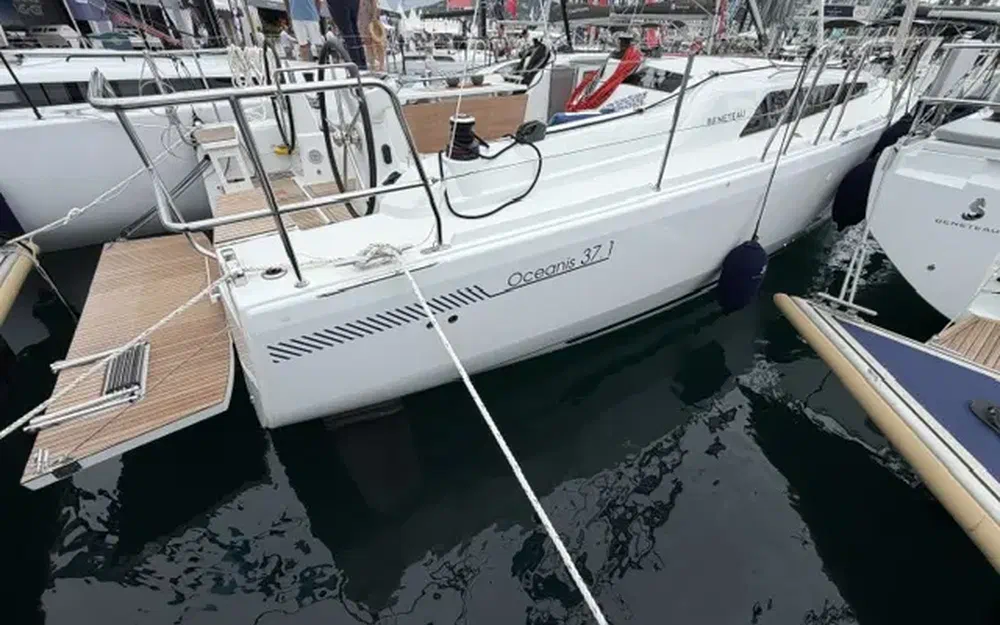 slider 1 Beneteau Oceanis 37.1