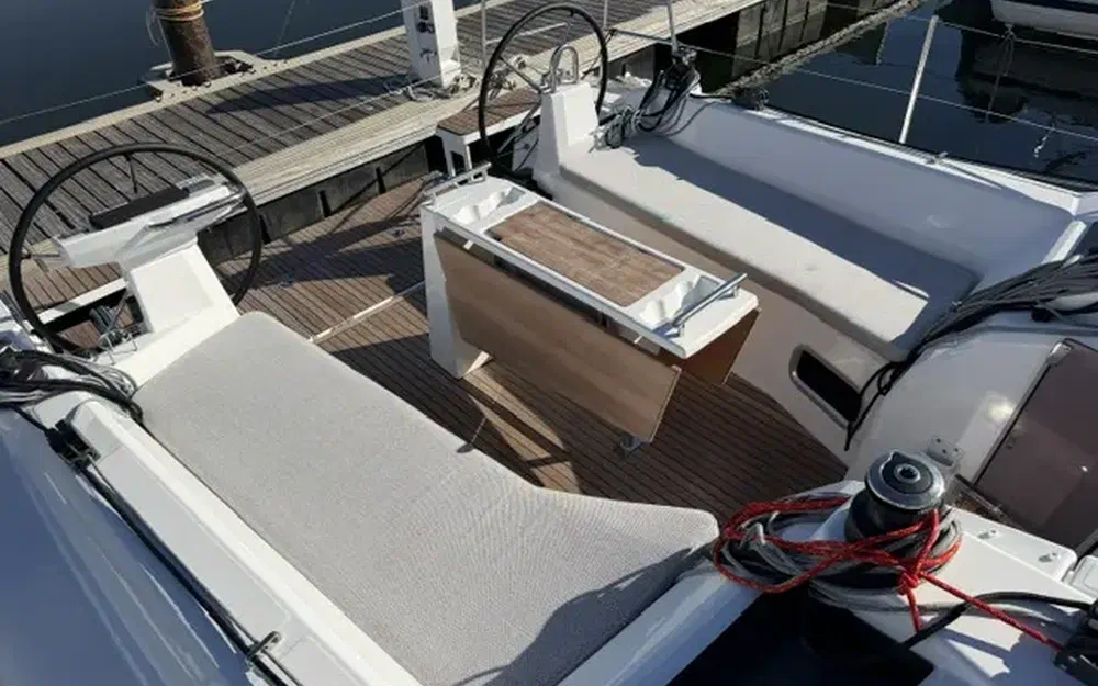slider 5 Beneteau Oceanis 37.1
