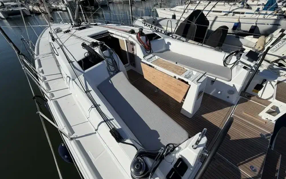 slider 6 Beneteau Oceanis 37.1