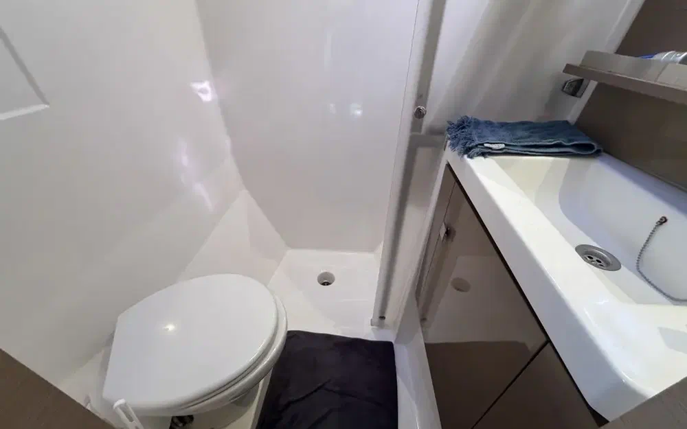 slider 13 Fountaine Pajot My 37