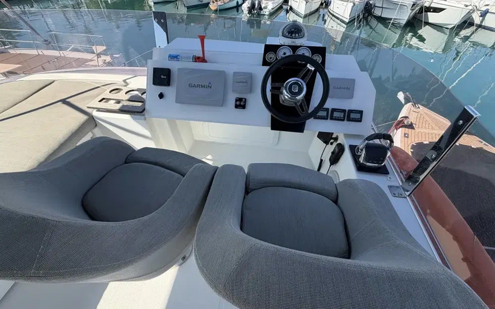 slider 21 Fountaine Pajot My 37