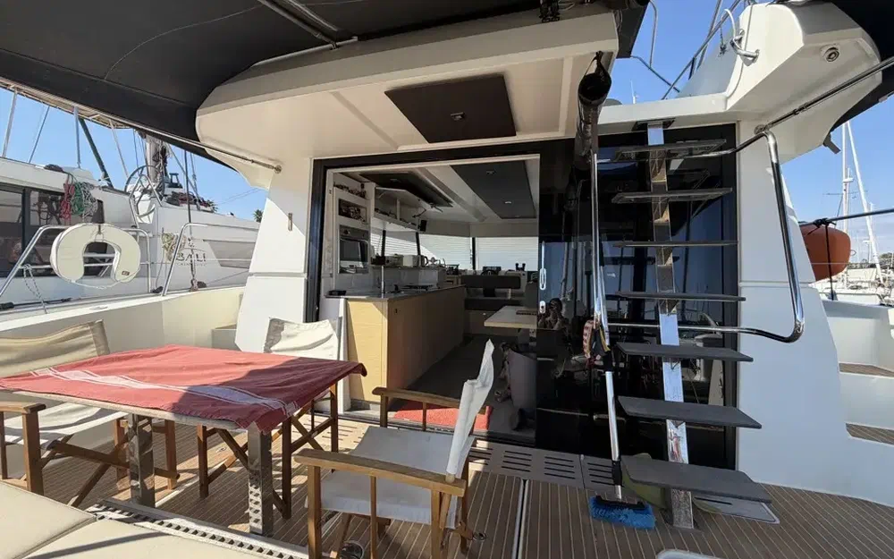 slider 2 Fountaine Pajot My 37