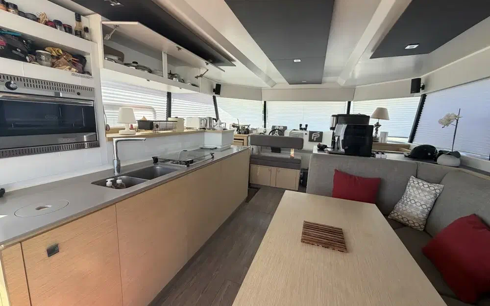 slider 8 Fountaine Pajot My 37