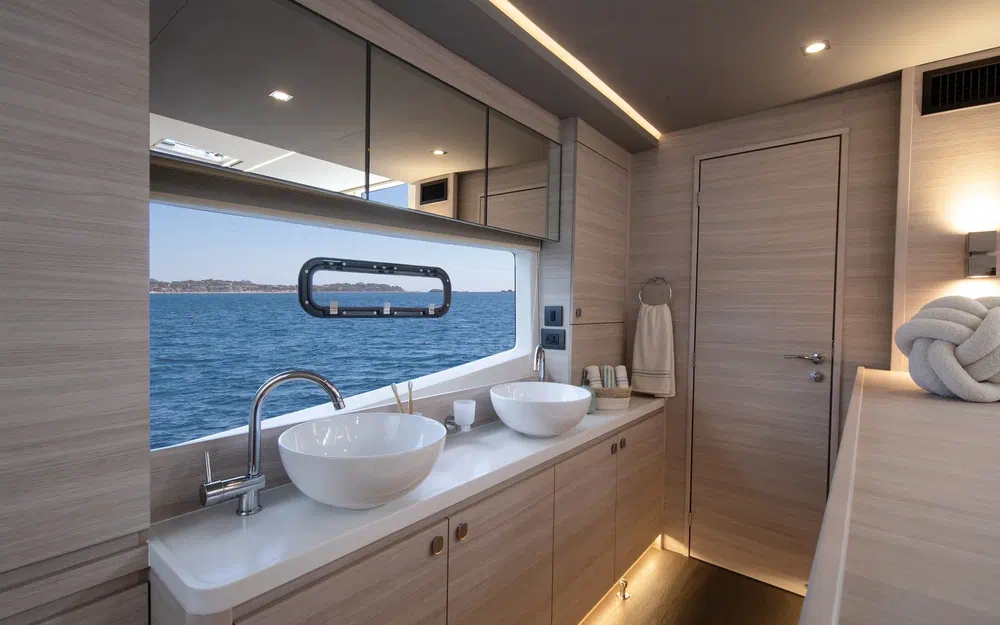 slider 11 Aquila 46 YACHT