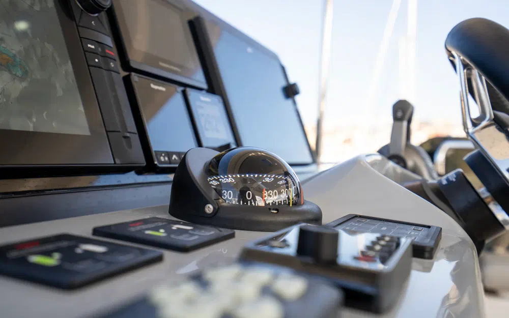 slider 16 Aquila 46 YACHT