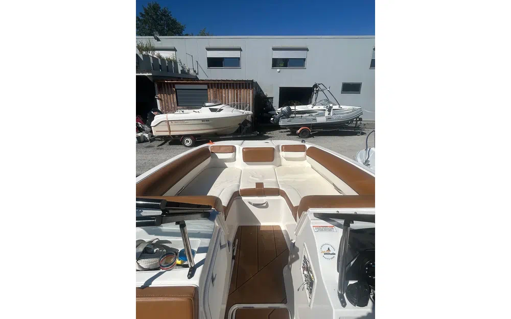 slider 9 Bayliner DX 2000