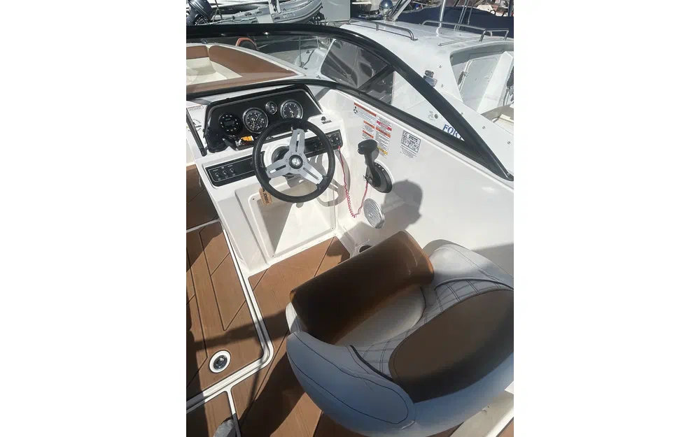 slider 10 Bayliner DX 2000