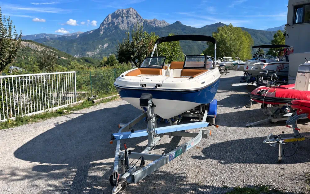 slider 1 Bayliner DX 2000