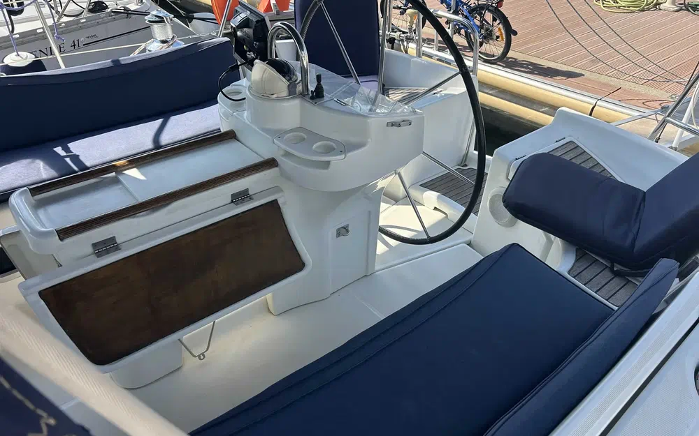 slider 1 Beneteau Oceanis 411 Celebration