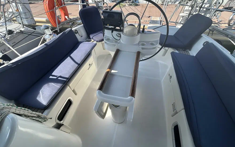 slider 8 Beneteau Oceanis 411 Celebration