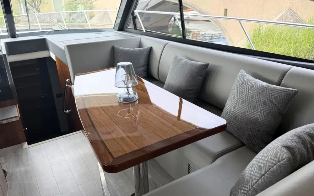 slider 4 Riviera 4800 SPORT YACHT SÉRIE II ÉDITION PLATINE