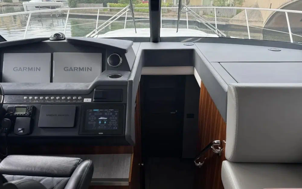 slider 3 Riviera 4800 SPORT YACHT SÉRIE II ÉDITION PLATINE