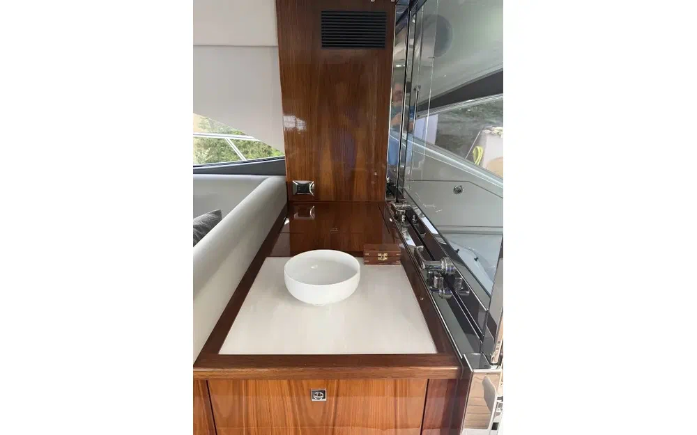 slider 8 Riviera 4800 SPORT YACHT SÉRIE II ÉDITION PLATINE
