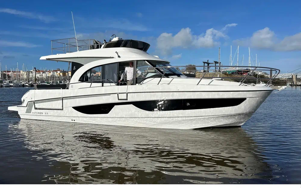 slider 1 Beneteau Antares 11