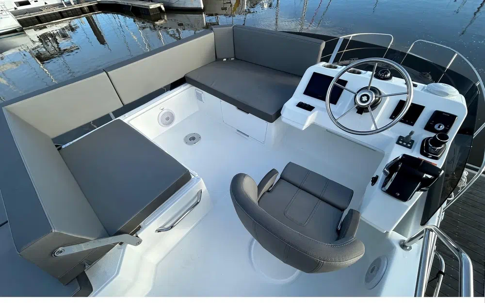 slider 6 Beneteau Antares 11