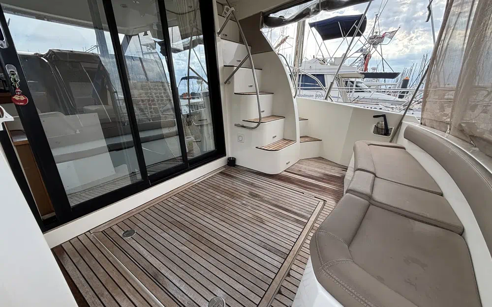 slider 8 Prestige Yachts 400