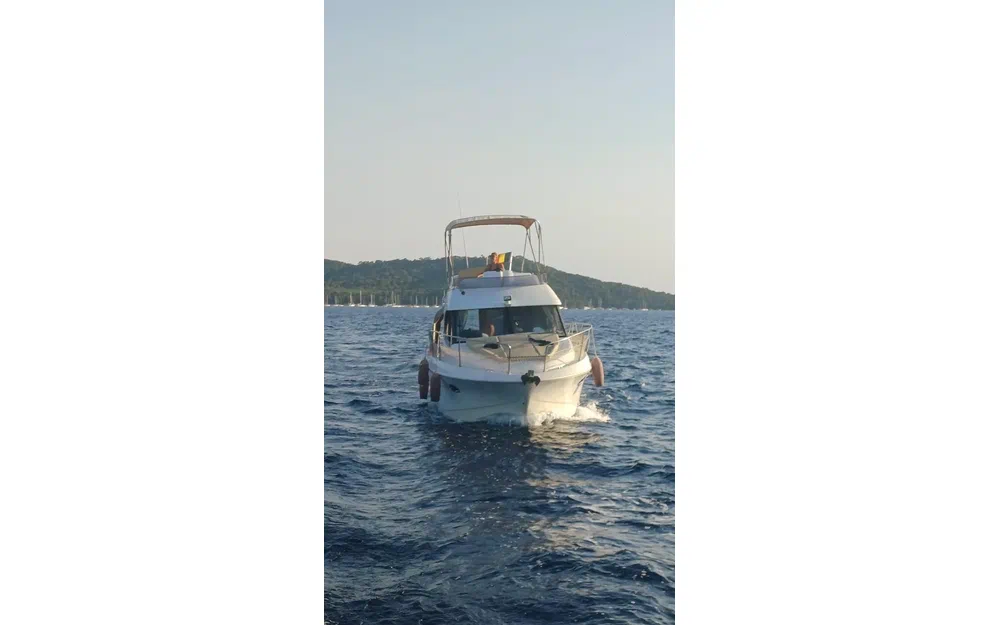 slider 1 Beneteau Antares 30 Fly