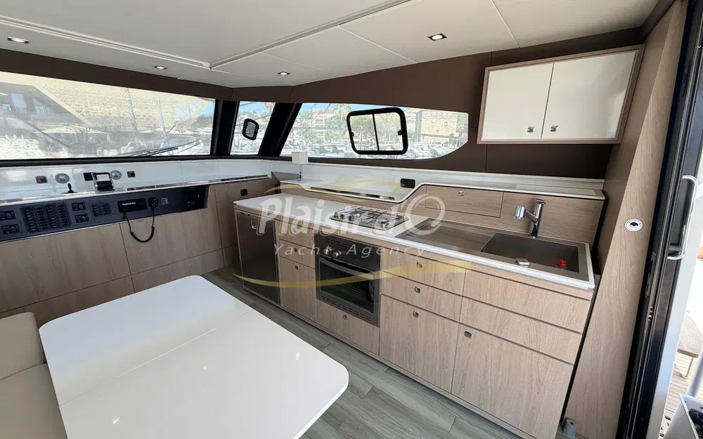 slider 7 Aventura Catamarans Aventura 10 Power