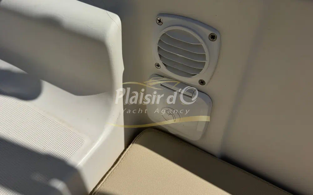 slider 11 Jeanneau Cap Camarat 715