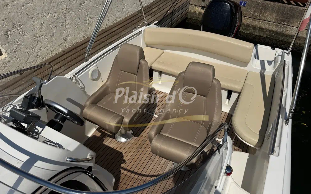 slider 6 Jeanneau Cap Camarat 715