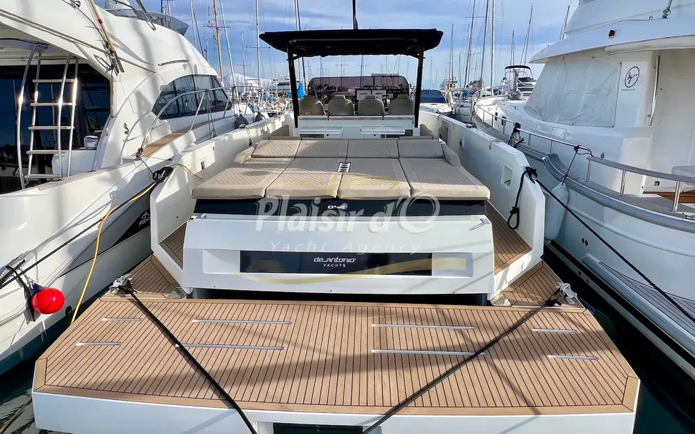 slider 18 De Antonio Yachts D42