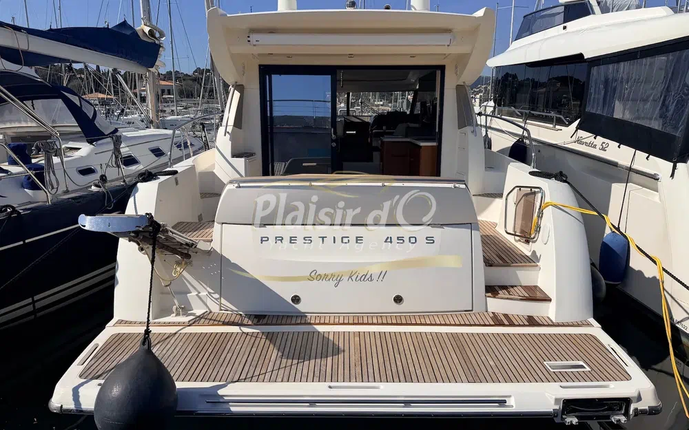 slider 1 Prestige Yachts 450 S