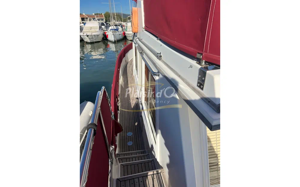 slider 11 Grand Banks 42