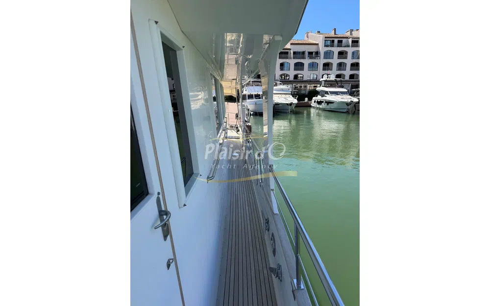 slider 10 Grand Banks 52 Europa