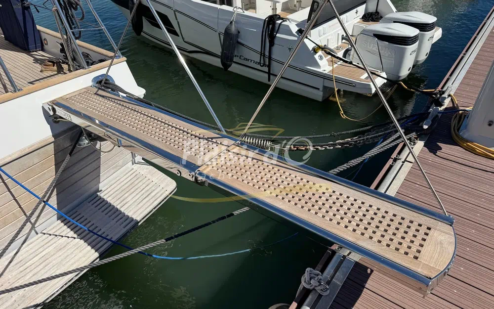 slider 25 Grand Banks 52 Europa