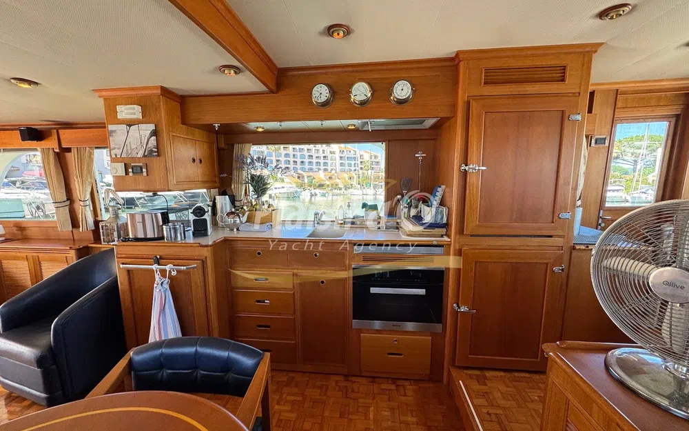 slider 39 Grand Banks 52 Europa